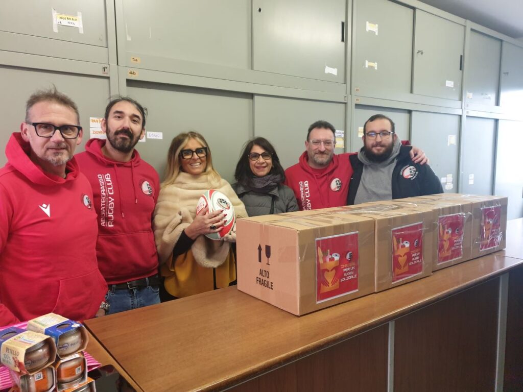 Sport e solidarietà con l'Abbiategrasso Rugby: donati generi di prima necessità alla San Vincenzo