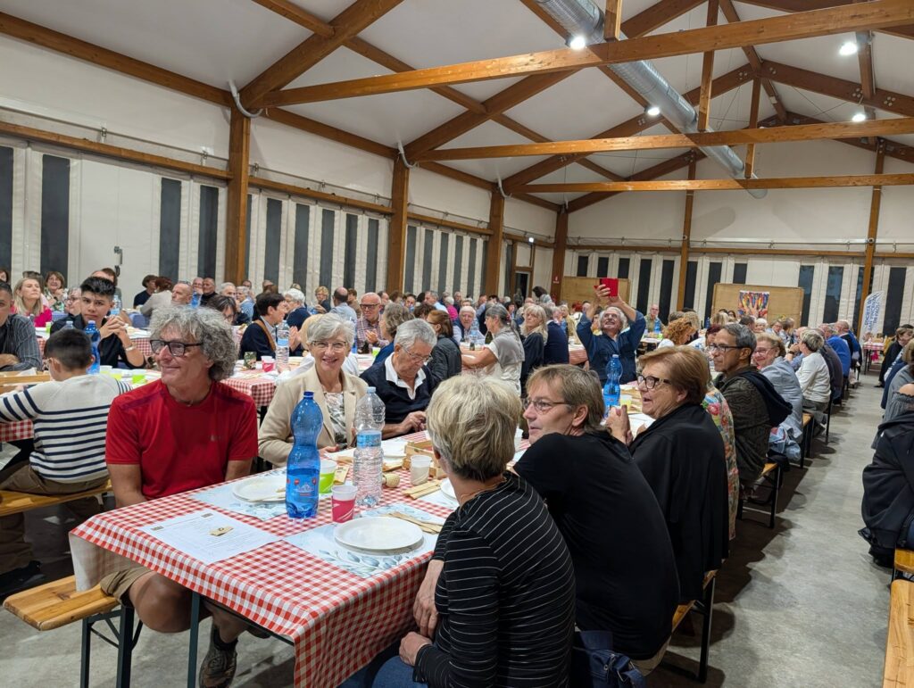 Robecco sul Naviglio fa il pieno con l'apericena solidale per sostenere il progetto 'Fuori Classe'